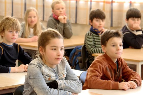 Elever arbeider i klasserom. (Foto: Heidi M. Skjebstad)