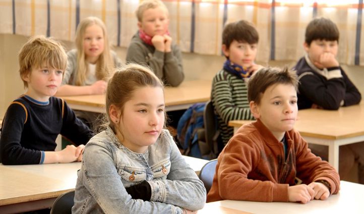Elever arbeider i klasserom. (Foto: Heidi M. Skjebstad)