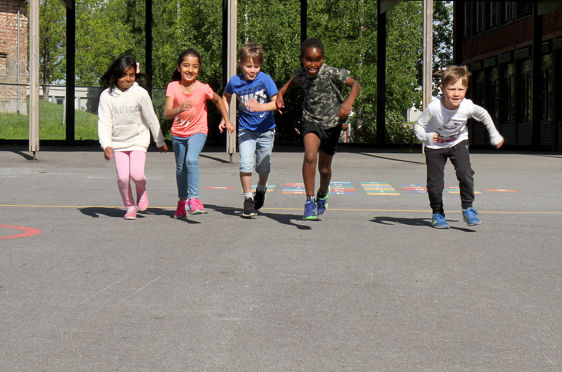 Foto: Heidi M. Skjebstad Barn som løper i skolegård