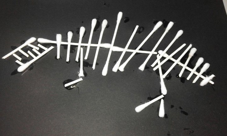 dinosaur 7 dinosaur av q-tips på svart kartong