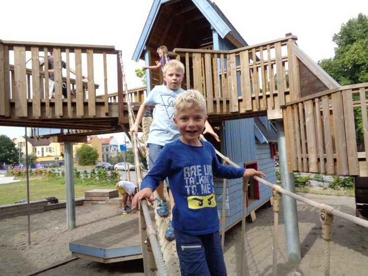 byen i skyen barn i lekeby