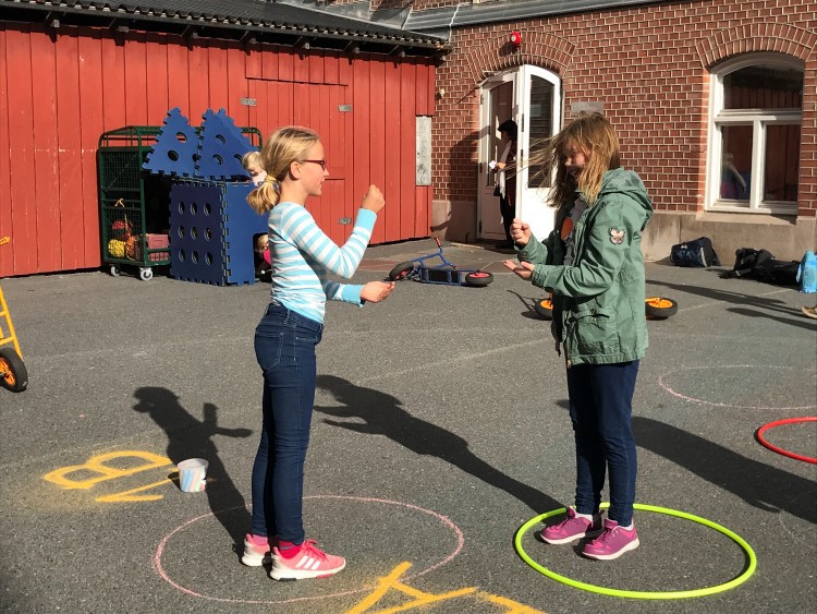 ifa 1 jenter som leker