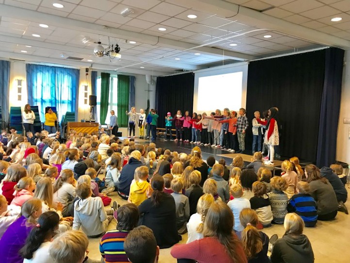 pals 030418 barn i allsang i festsalen